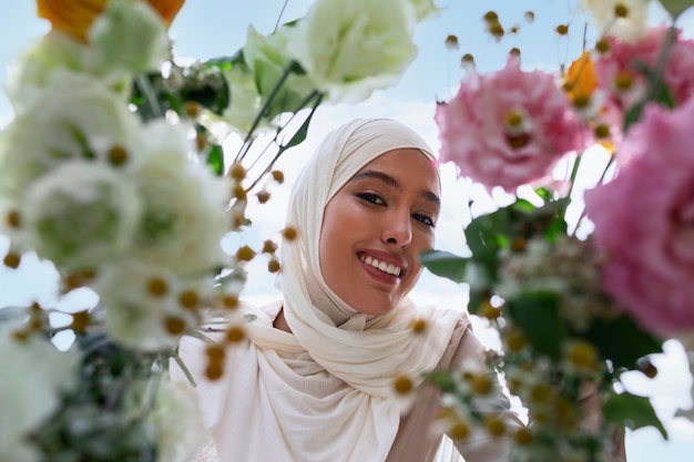 Photo front view muslim woman posing outdoors