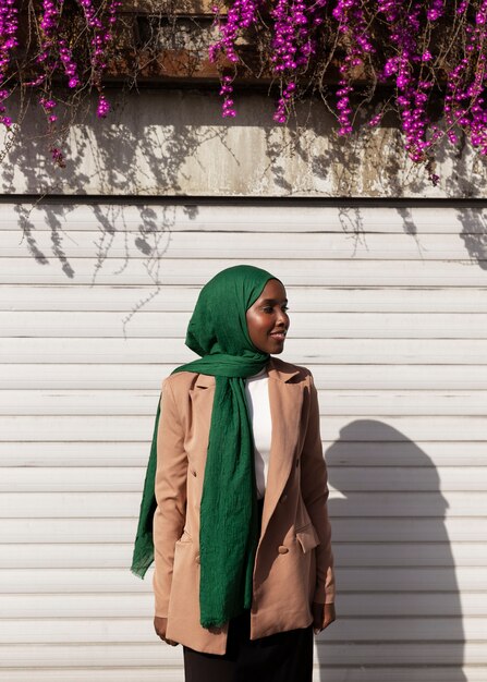 Photo front view muslim woman posing outdoors