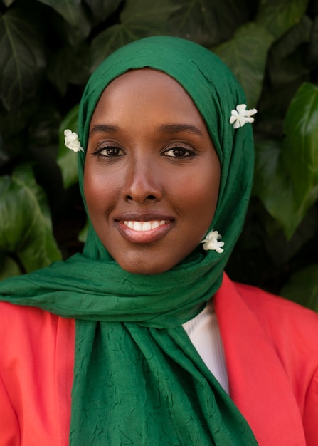 Photo front view muslim woman posing outdoors