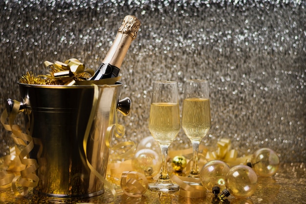 シャンパンで正面の新年のお祝い