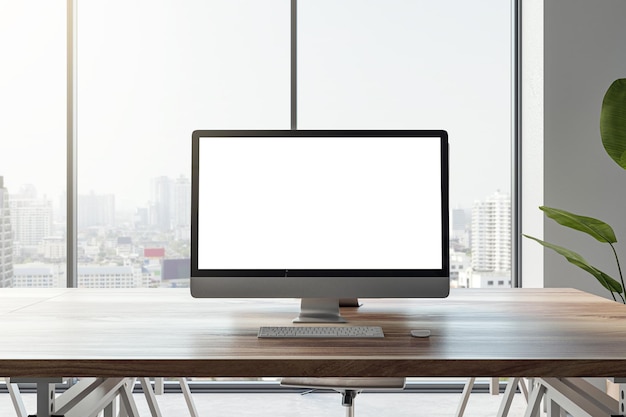 Фото Вид спереди на современное офисное рабочее место с деревянным столом с компьютером с белым экраном на фоне окна с видом на город в светлом макете интерьера веб-дизайн и концепция презентации проекта 3d рендеринг