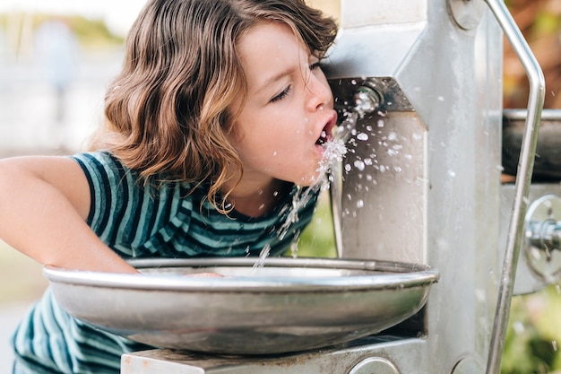 Фото Вид спереди детской питьевой воды
