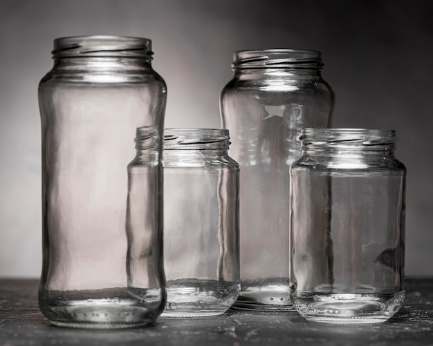 写真 酸洗い用の透明なガラス瓶の正面図