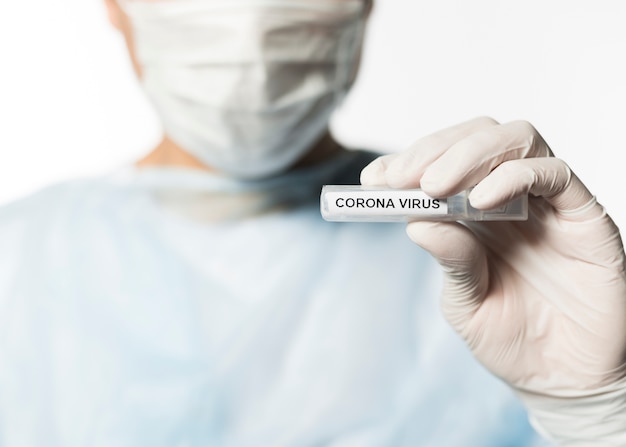 Фото Вид спереди доктора, проведение трубки с коронавирусом