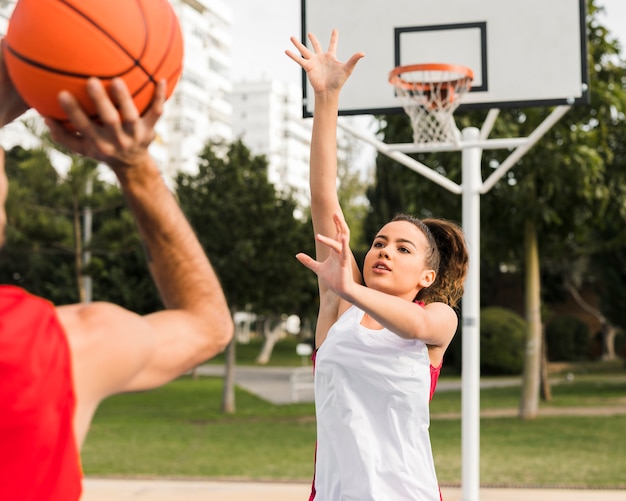 写真 バスケットボールをしている女の子の正面図