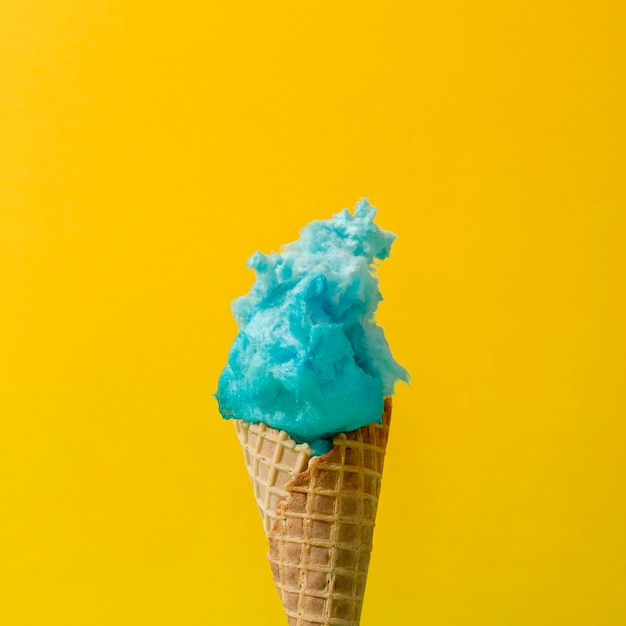 Фото Вид спереди рожка мороженого с сахарной ватой