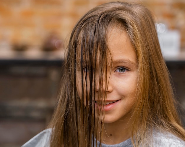 写真 美容院での少女の正面図