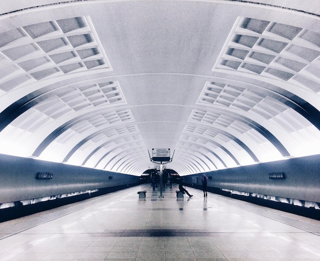 写真 現代 の 鉄道 駅 の 前面 の 景色