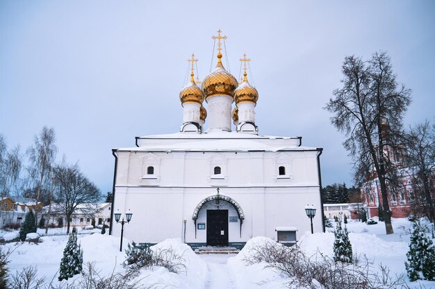 写真 冬のロシアの白い正教会のフロントビュー