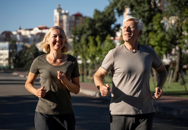 Фото Вид спереди смайлик старшая пара, бег на открытом воздухе