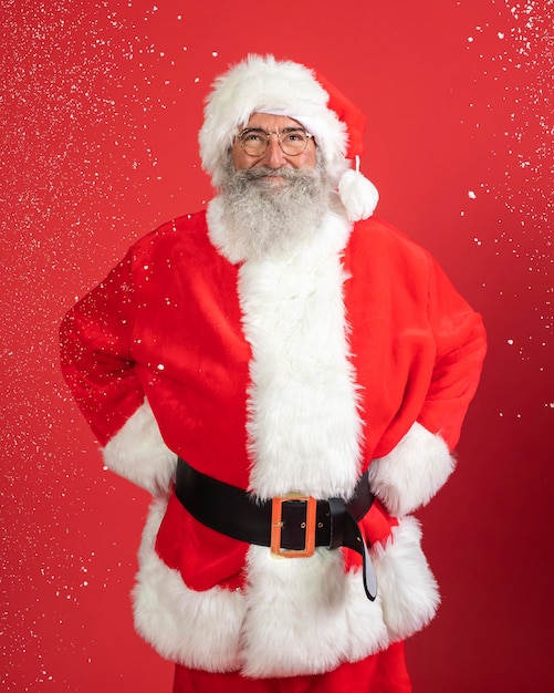 写真 サンタクロースの衣装を着たスマイリー男の正面図