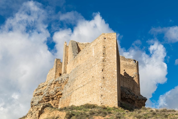 Фото Вид спереди на руины замка сорита-де-лос-канес в гвадалахаре, испания, старая крепость, замок тамплиеров
