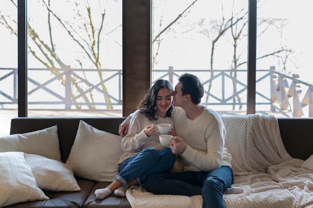 Foto partner di vista frontale seduti sul divano