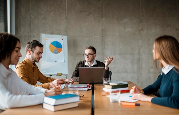 Foto vista frontale di persone che hanno una riunione in ufficio