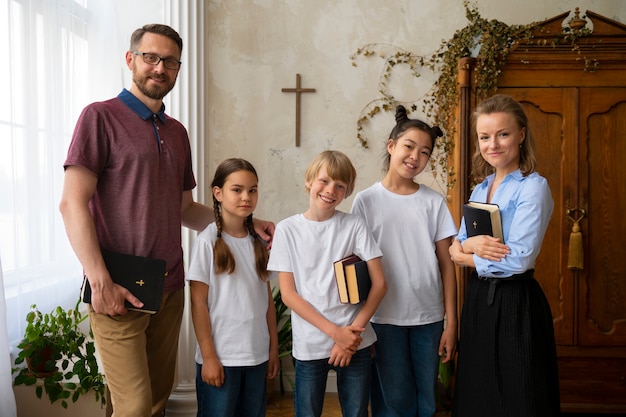 Foto persone e bambini di vista frontale alla scuola domenicale cristiana