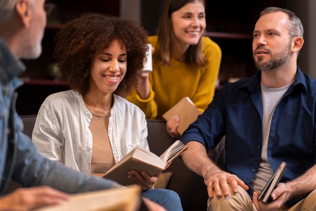 Foto persone di vista frontale che leggono libri