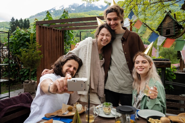 Foto persone di vista frontale che indossano cappelli da festa