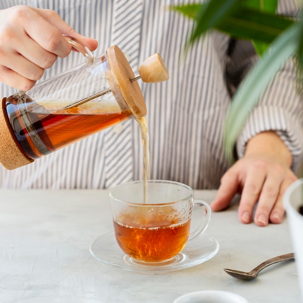 Photo front view of person preparing tea