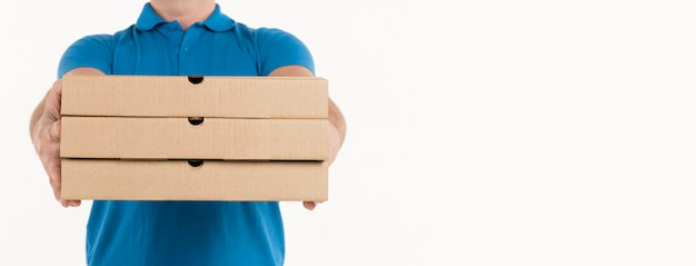 Photo front view of pizza boxes held by delivery man