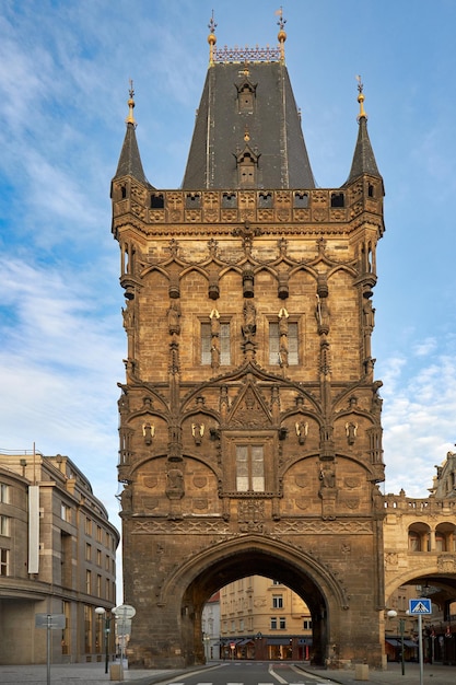 Вид спереди на Пороховую башню в Праге, Чехия