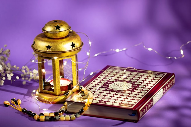 Corano vista frontale con candela e luci