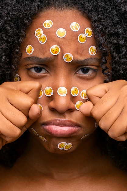 Photo front view sad woman with smileys on face