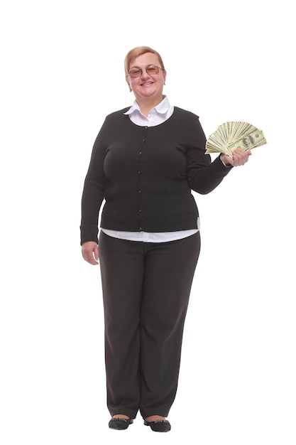 Вид спереди пожилой брюнетки-бизнесвумен в черном костюме с деньгами