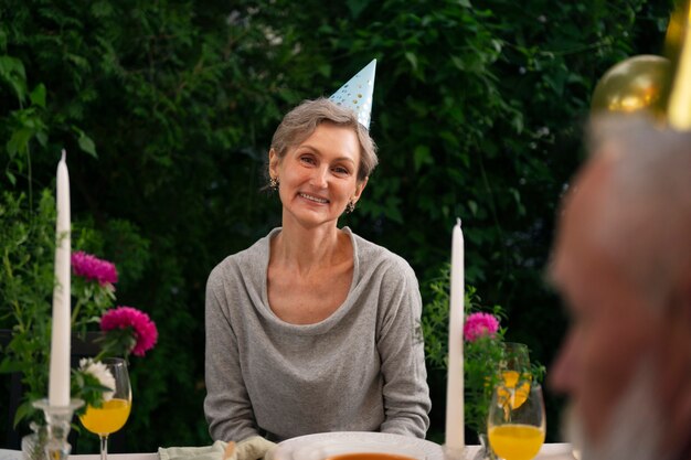 Foto donna senior di vista frontale che festeggia il compleanno