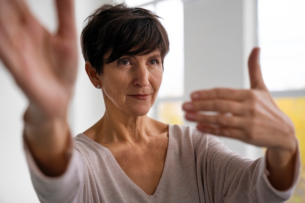 Photo front view senior woman practicing tai chi