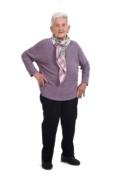 老人女性の正面図は白い背景に腰に手を当てる
