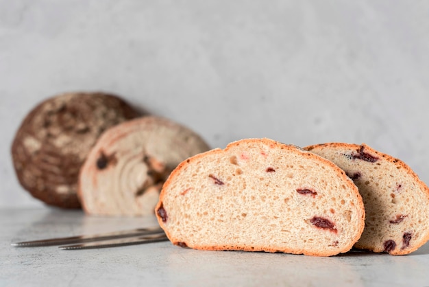 Вид спереди нарезанный хлеб с фруктами