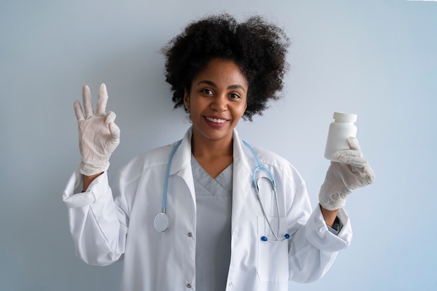 Photo front view smiley black female doctor