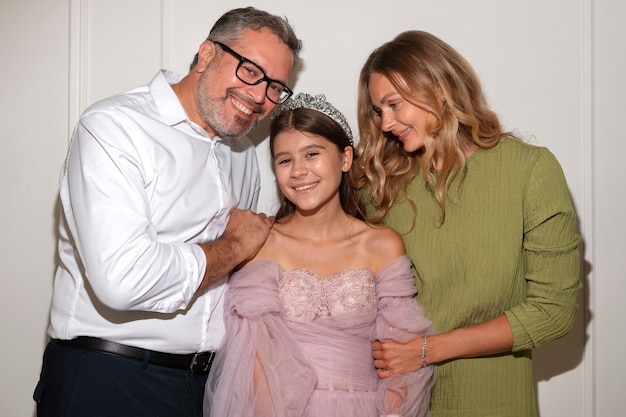 Foto famiglia sorridente di vista frontale che posa insieme