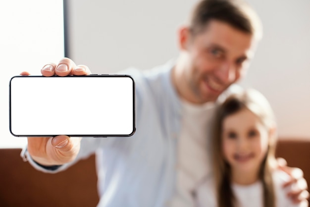 Photo front view of smiley father taking selfie with little daughter