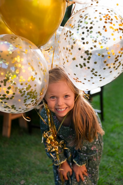 Вид спереди смайлик девушка держит воздушные шары
