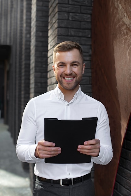 Foto posa dell'uomo di smiley di vista frontale