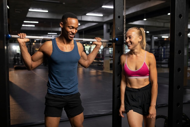 Photo front view smiley people at gym