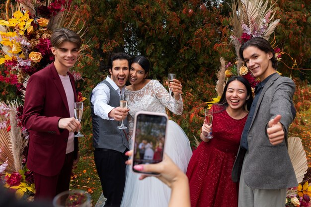 Foto persone di smiley vista frontale al matrimonio