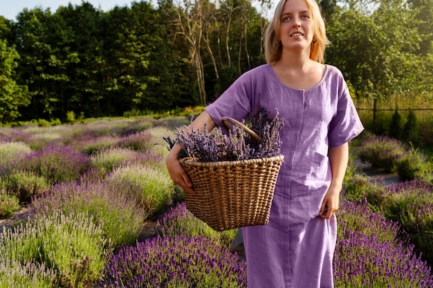 Foto cestino della holding della donna di smiley di vista frontale