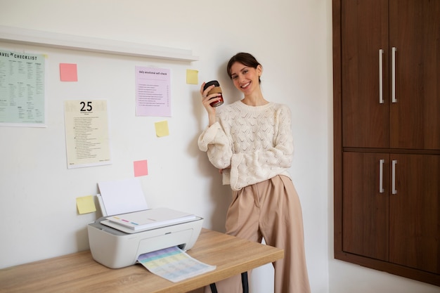 Photo front view smiley woman holding coffee cup