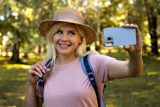 Donna di smiley di vista frontale che prende selfie