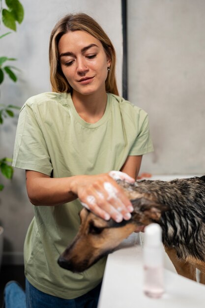 犬を洗う正面図スマイリー女性