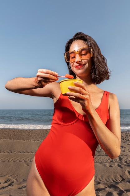 Donna sorridente di vista frontale con il gelato