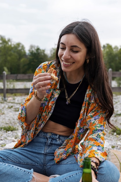 Photo front view smiley woman with pizza