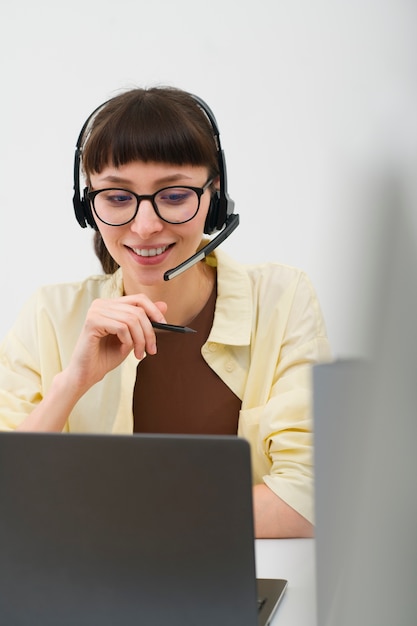 Foto donna sorridente di vista frontale al lavoro