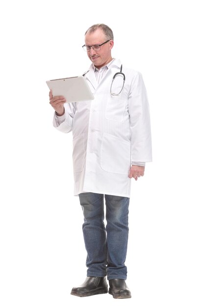 태블릿 컴퓨터와 웃는 의사의 전면 보기입니다. 흰색 배경 위에 절연