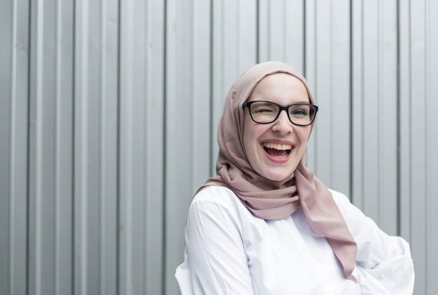 Photo front view of smiling woman