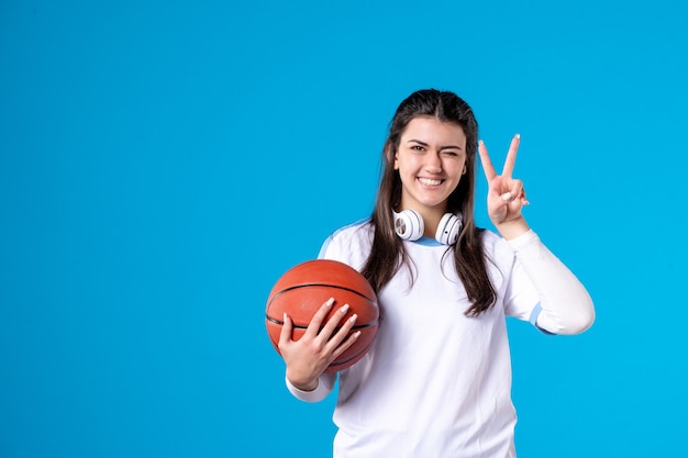 Vista frontale sorridente giovane femmina con basket