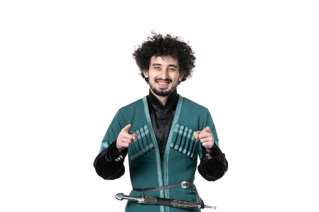 Vista frontale del giovane sorridente in costume tradizionale azerbaigiano su sfondo bianco concetto di etnia orizzontale colori primaverili esecutore novruz ballerino