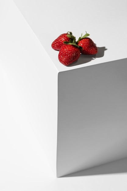 Photo front view of strawberries on podium